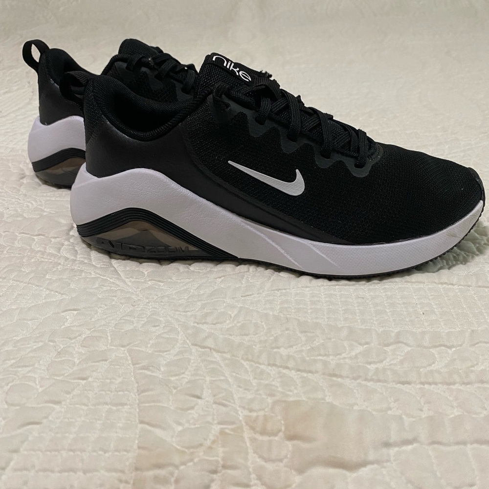 Nike Black and White Athletic Shoes - Picture 2 of 7